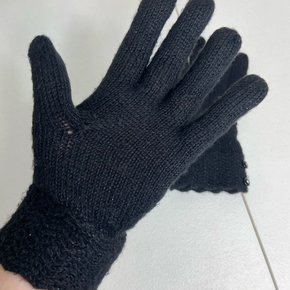 EUC Women’s solid black silver metallic button cuff soft knit winter warm gloves